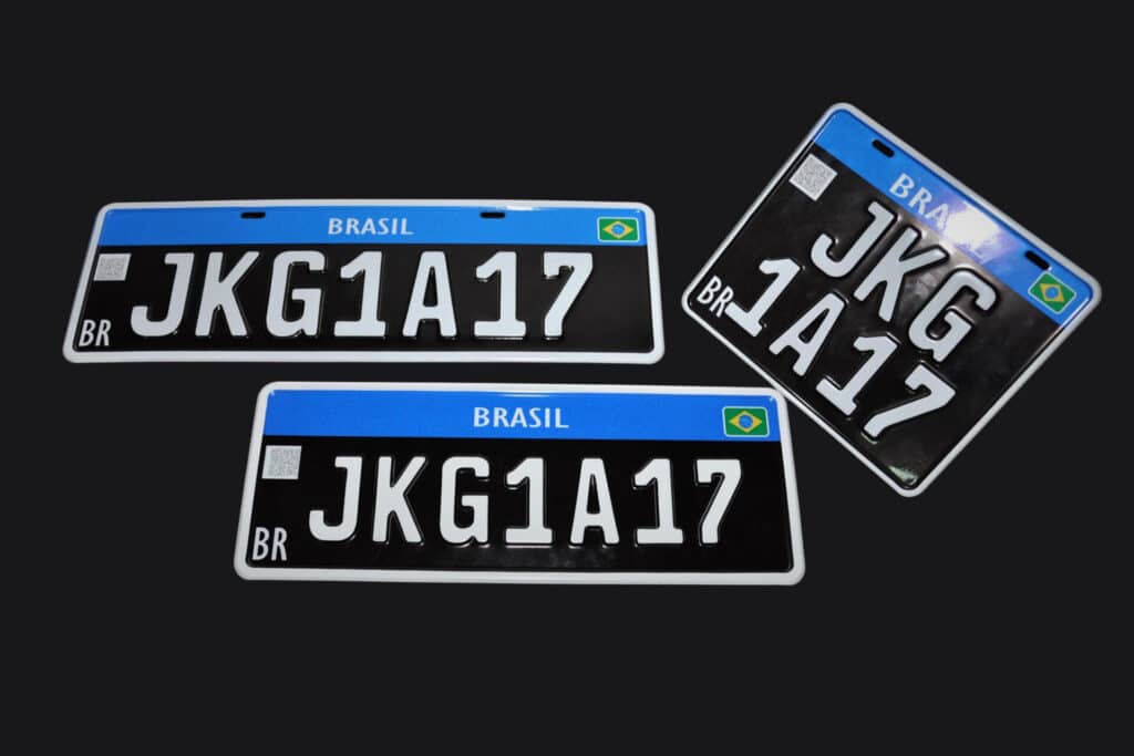 A placa preta Mercosul em formatos para carro, motocicleta e caminhão. Foto DivulgaçãoDetran-PR