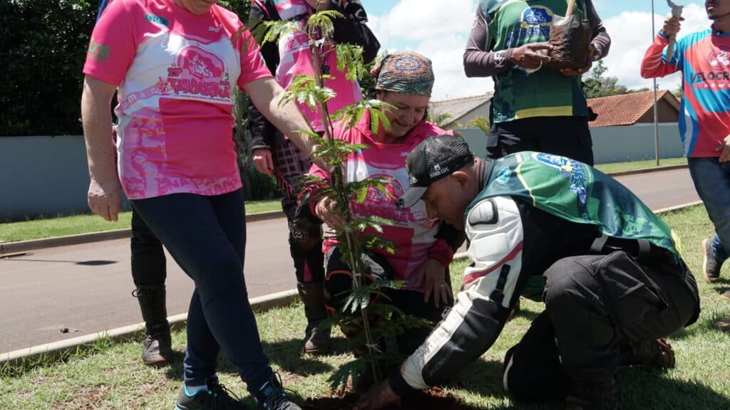 Trans Semeia: piloto realiza o plantio de uma árvore numa das cidades visitadas pelo Transparaná. Foto: Kauan Lins / Divulgação