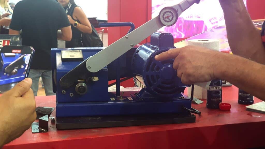 A simulação de atrito no tribômetro é medida pelo amperímetro e um torquímetro. Foto: Renyere Trovão