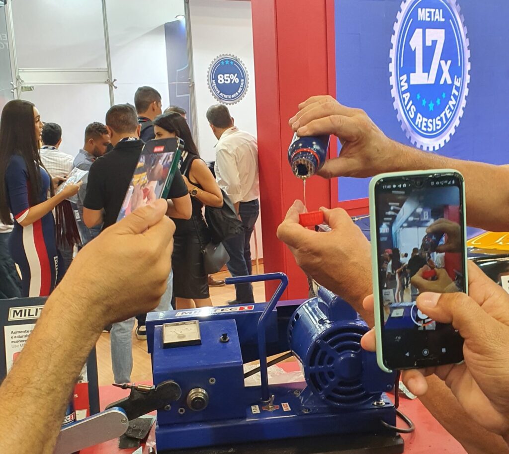 Visitantes da feira registram a apresentação sobre o MILITEC 1 na Automec. Foto: Renyere Trovão