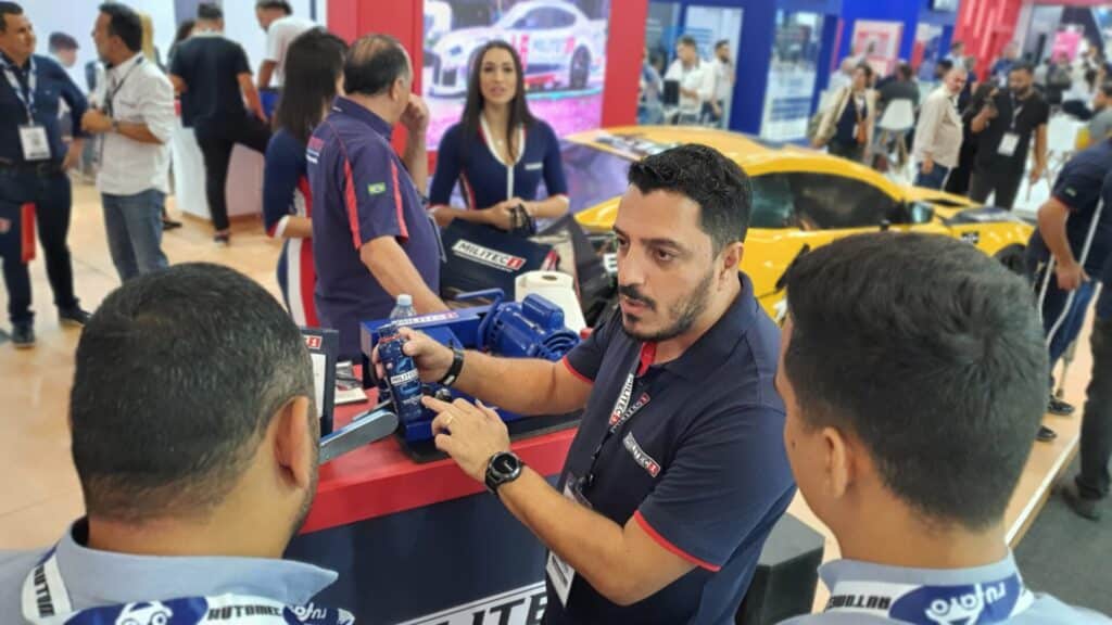 Gilberto Araújo, da equipe do distribuidor, faz a demonstração do MILITEC 1 no simulador de atrito. Foto: Renyere Trovão