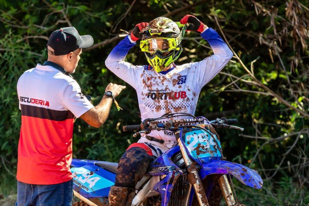 Cale Neto orienta piloto durante prova do Brasileiro de Motocross. Foto: Reprodução/ Instagram/ Escuderia X