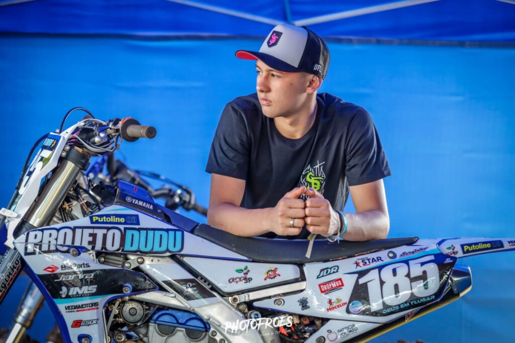 O paranaense Dudu Volpato é uma das revelações do motocross brasileiro. Foto: Photofoes