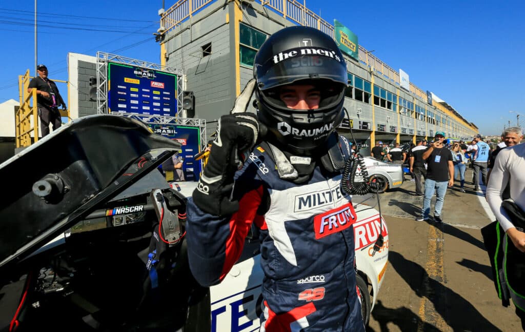 O gaúcho Vitor Genz comemora sua primeira pole na Nascar Brasil. Foto: Luciano Santos/ SIGCom