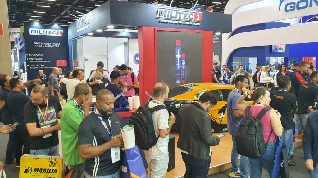 Fila ao redor do estande MILITEC Brasil para a sessão de autógrafos do piloto Vitor Genz. Foto: Renyere Trovão