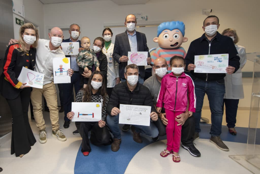 Representantes dos patrocinadores são homenageados pelos pequenos pacientes com desenhos e dizeres. Foto: Marcelo Andrade/ Divulgação