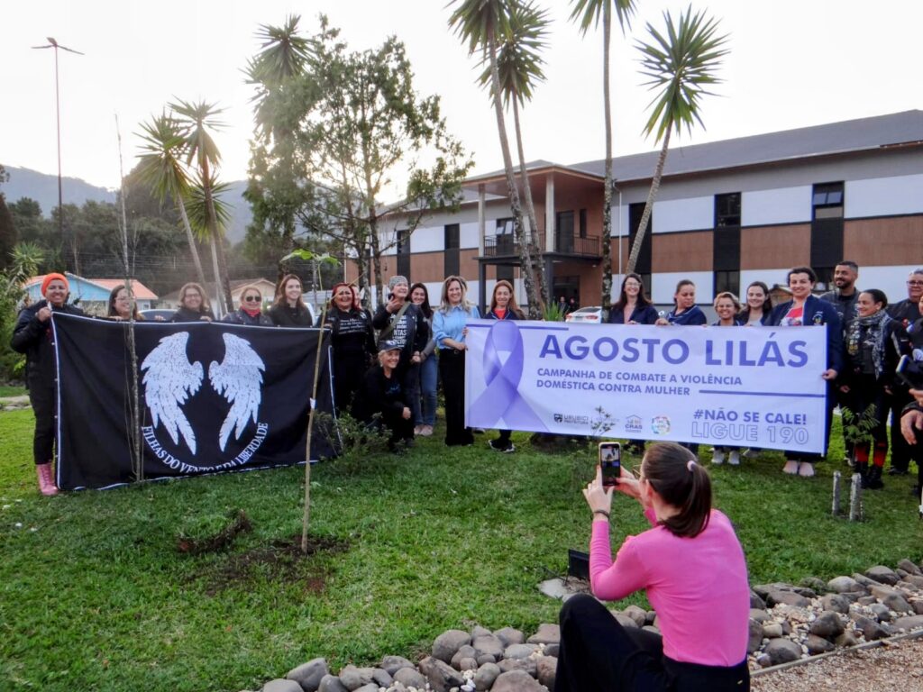 Confraria ostenta a faixa alusiva ao Agosto Lilás, no centro de Urubici (SC). Foto: Filhas do Vento/ Divulgação