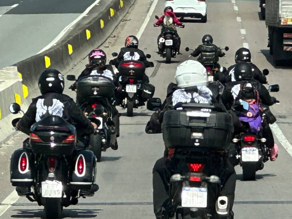Integrantes da Confraria na BR-101 com destino a Urubici, em Santa Catarina. Foto: Filhas do Vento/ Divulgação