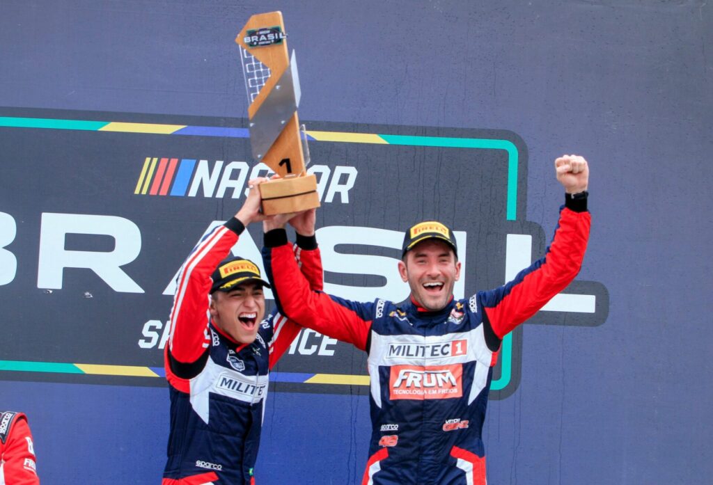 Vitor Genz (esq.) comemora o título da Special Edition ao lado do parceiro de equipe Rafael Dias. Foto: Luciano Santos/ SiGCom