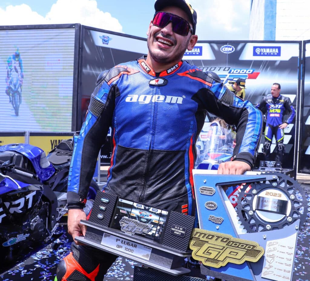 O argentino Ramiro Gandola exibe os troféus de vencedor da etapa de Goiânia e de campeão da categoria GP 1000. Foto: Grelak Comunicação/ Divulgação