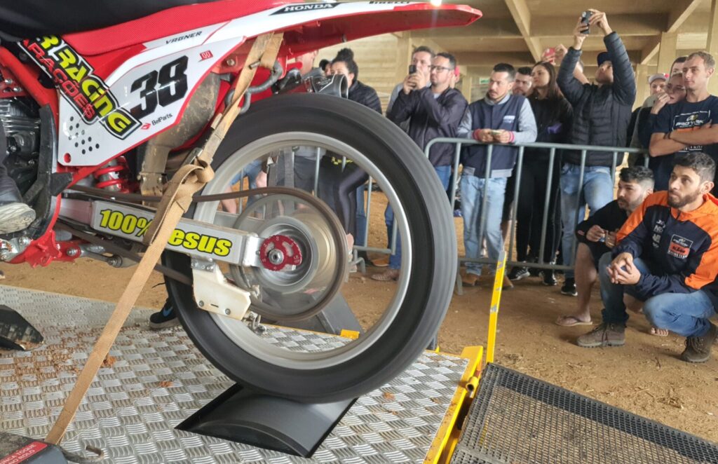 O dinamômetro mediu a potência da CRF na terceira e quinta marcha. Foto: Renyere Trovão