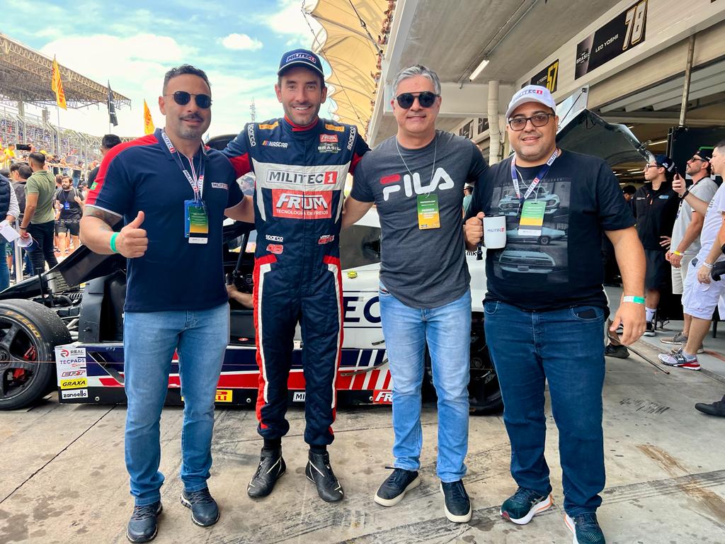 Bruno Vechiatto (esq.) e a equipe de distribuição de Londrina com o piloto Vitor Genz. Foto: Divulgação