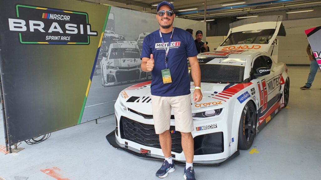 Gilberto Araújo, de Ribeirão Preto (SP), posa para foto em frente ao carro de Vitor Genz. Foto: Renyere Trovão