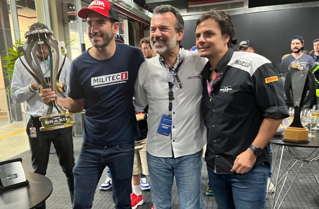 Vitor Genz, Paulo Germano e Thiago Marques durante a premiação dos pilotos da NASCAR Brasil. Foto: Divulgação