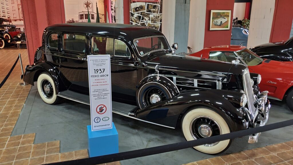 Um dos 11 exemplares fabricados do Pierce-Arrow V-19 Imperial está exposto em Curitiba. Foto: Renyere Trovão