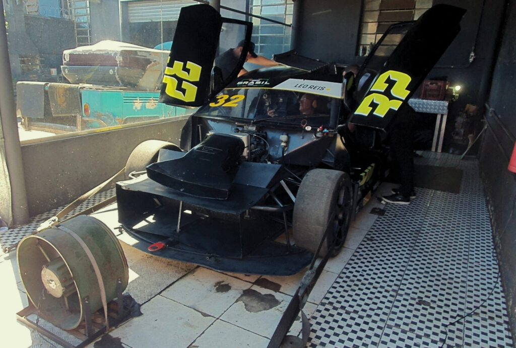 O protótipo da NASCAR Brasil no dinamômetro da RCR Motores. Foto: Renyere Trovão.