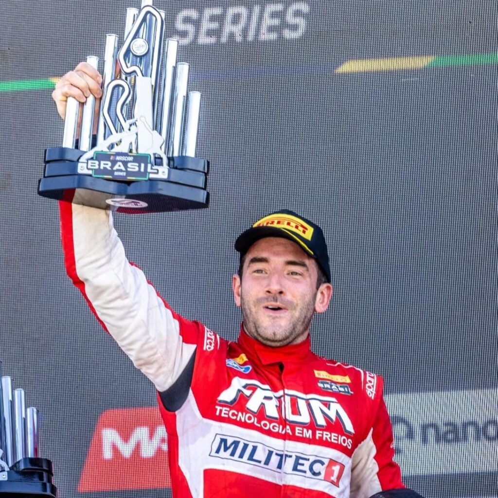 A primeira vitória de Vitor Genz na NASCAR Brasil 2024 foi em Goiânia, na segunda etapa. Foto: Reproducao_YouTube