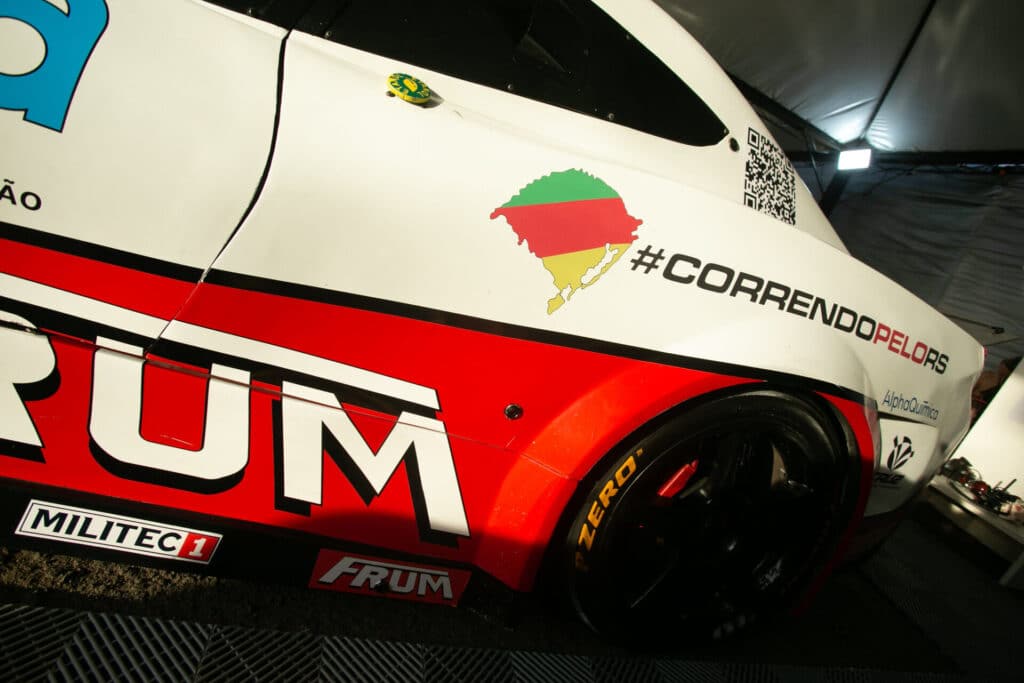 Carro 46 de Vitor Genz traz a frase de apoio aos conterrâneos gaúchos. Foto: Luciano Santos/ SIGCom