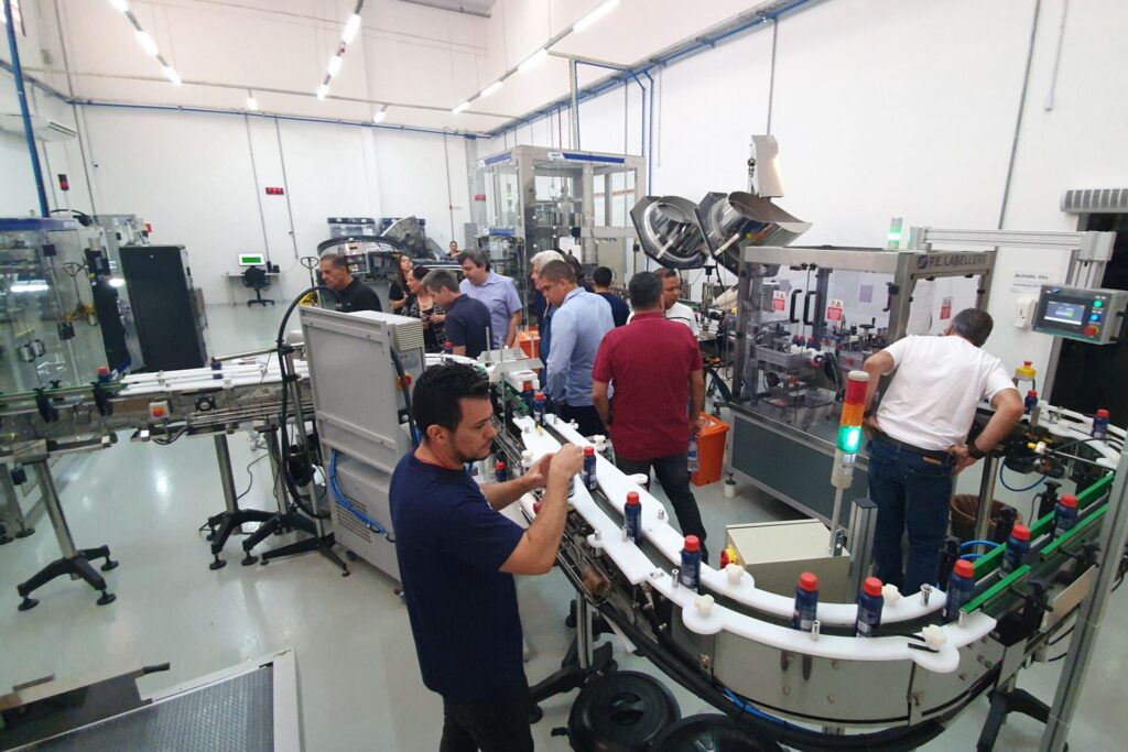 O envase automatizado permite a produção de 70 frascos por minuto. Foto: Renyere Trovão