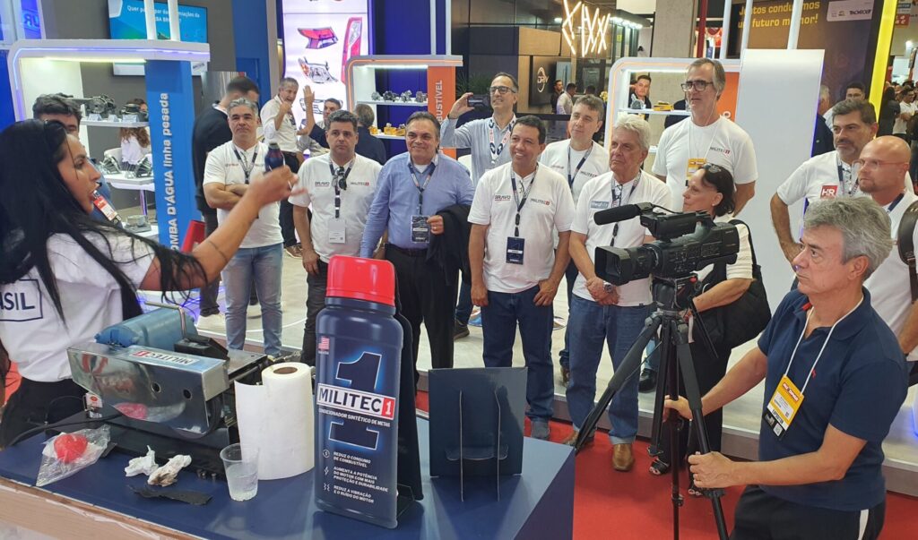 Distribuidores assistem à apresentação sobre a atuação do MILITEC 1 no simulador de atrito. Foto: Renyere Trovão