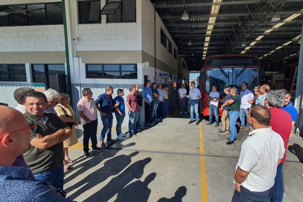 Dante Filho, diretor da Viação São José, recepciona o grupo na matriz da empresa. Foto: Renyere Trovão