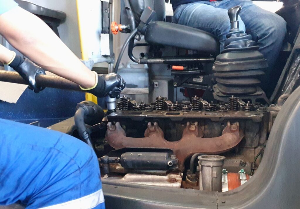 Motor com 711 mil km é aberto pela primeira vez diante dos distribuidores. Foto: Renyere Trovão