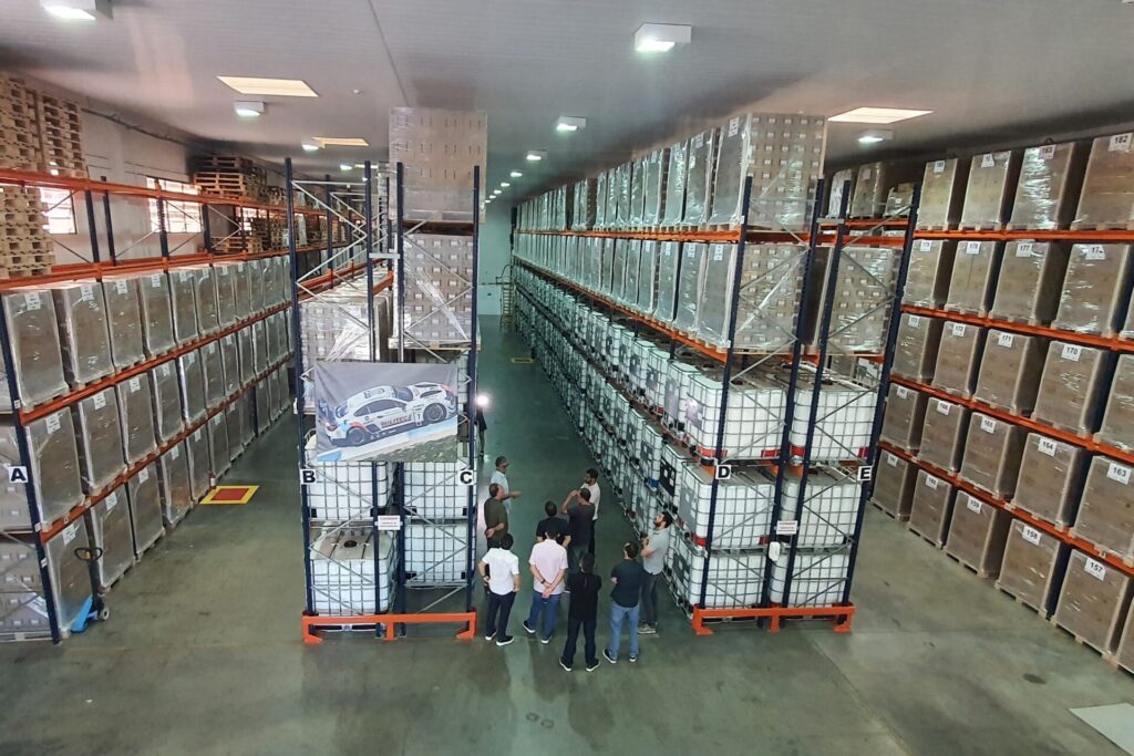 O grupo ficou impressionado com a estrutura e o armazenamento dos contêineres na fábrica da MILITEC Brasil. Foto: Renyere Trovão