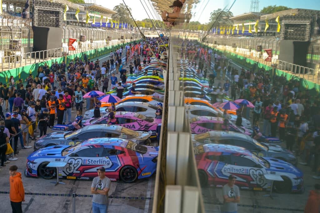 O público lotou as dependências de Interlagos, com 40 mil pessoas prestigiando a NASCAR Brasil. Foto: Clayton Medeiros e Luciano Santos/ SIGCom