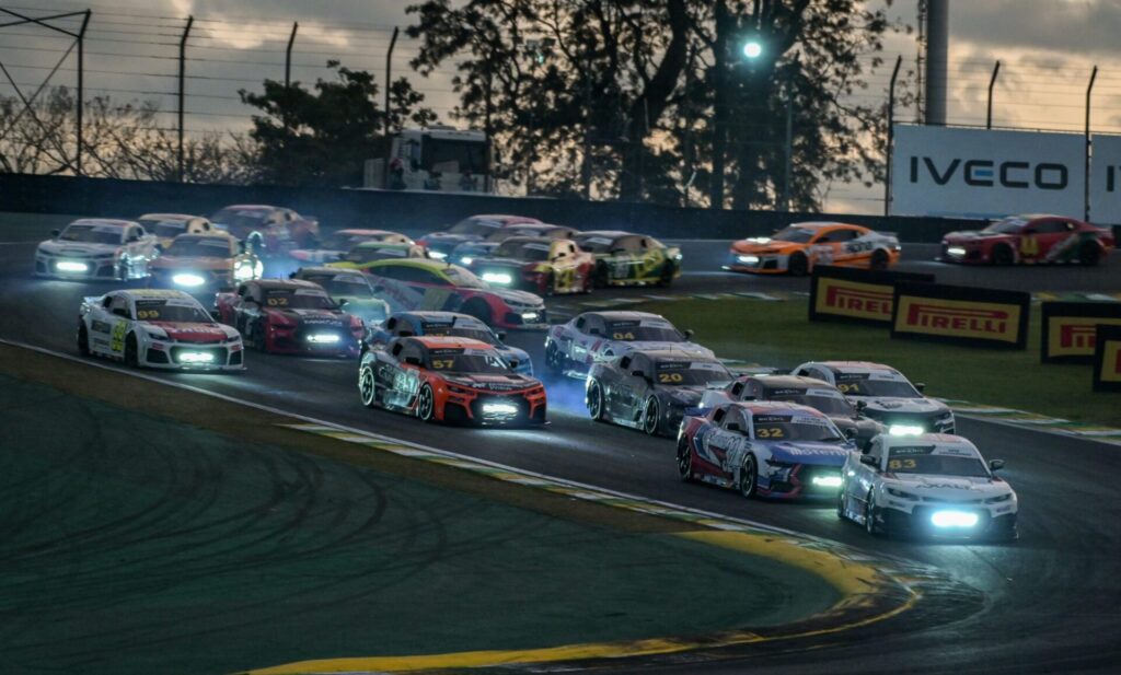 A corrida 2, chamada de #SunsetRace, foi disputada no início da noite de sábado. Foto: Clayton Medeiros e Luciano Santos/ SIGCom