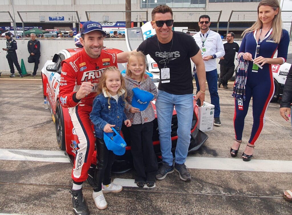 Vitor Genz recebe o carinho dos fãs durante a visitação dos boxes em Cascavel. Foto: Renyere Trovão