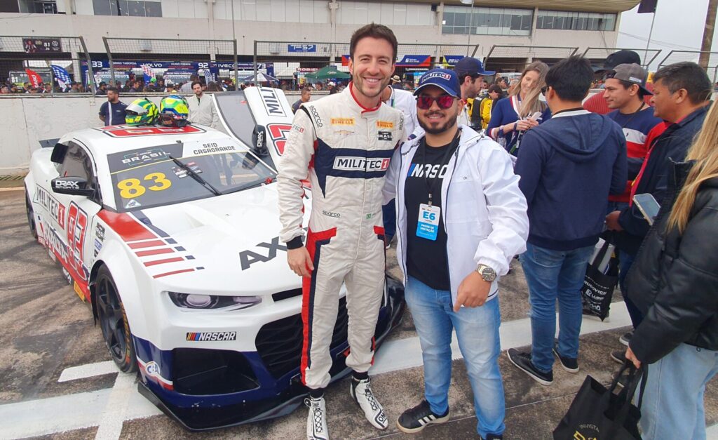 Casagrande e Seid (ao fundo) tiraram fotos e distribuíram brindes MILITEC Brasil durante a visitação dos boxes. Foto: Renyere Trovão