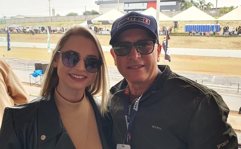 Gleise Vieira, da AGS Lubrificantes, revendedora MILITEC 1 em Cascavel, levou o pai pela primeira vez num autódromo. Foto: Renyere Trovão