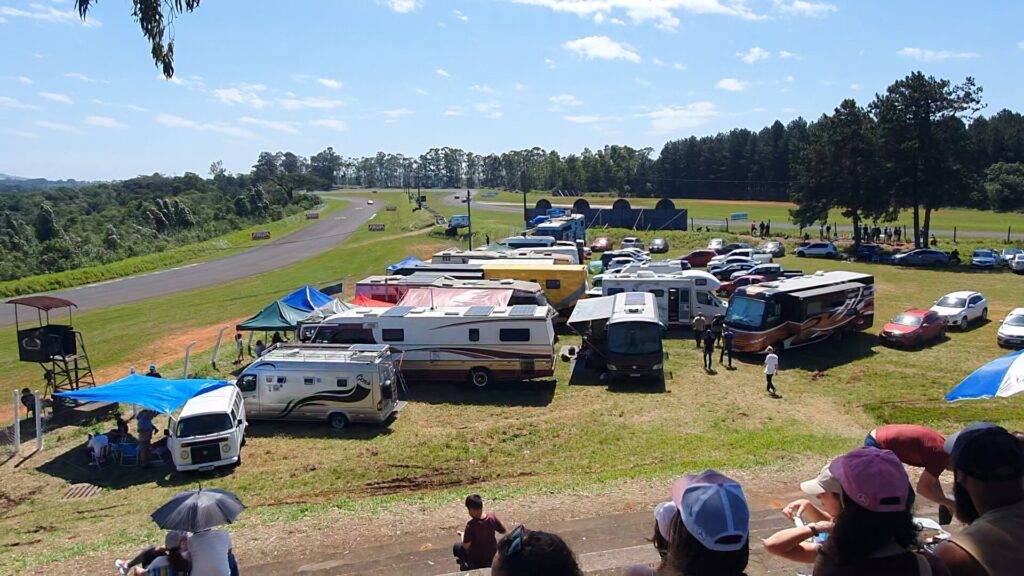 A torcida fica às margens com tendas, trailers, motorhome e muito churrasco para curtir o dia no autódromo. Foto: Renyere Trovão