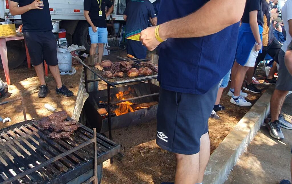 Cada grupo de visitantes tinha a sua churrasqueira a tiracolo, na melhor tradição gaúcha. Foto: Renyere Trovão