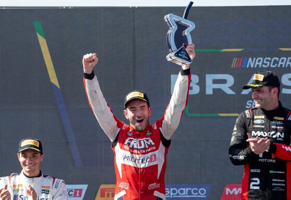Vitor Genz levanta o troféu em forma de cuia de chimarrão pelo segundo lugar na corrida 2, que lhe valeu o título. Foto: SIG Comunicação/ Divulgação