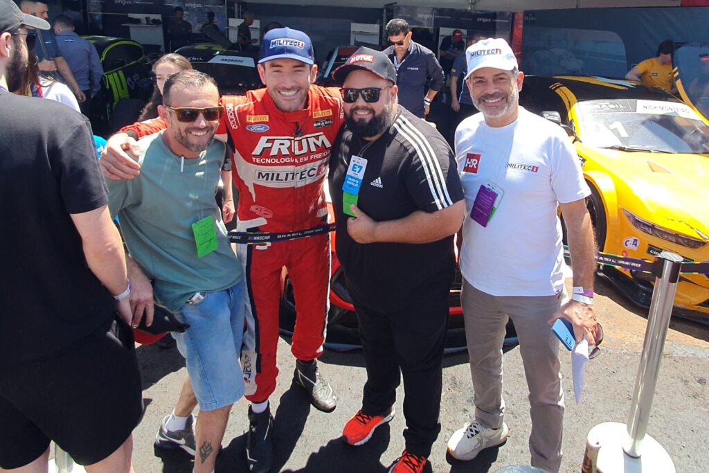 Paulo Rodrigues (de branco), da H&R, distribuidora MILITEC 1 no RS, levou os clientes de Parobé (RS) para um registro com Vitor Genz. Foto: Renyere Trovão