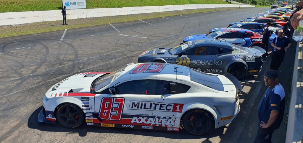 Carros perfilados antes da largada para segunda prova em Tarumã. Foto: Renyere Trovão