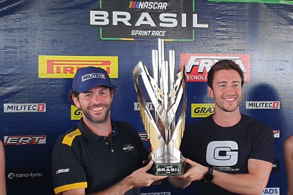 Seid e Casagrande exibem o troféu da Overall, categoria que soma as pontuações do Campeonato Brasil e da Special Edition. Foto: Renyere Trovão