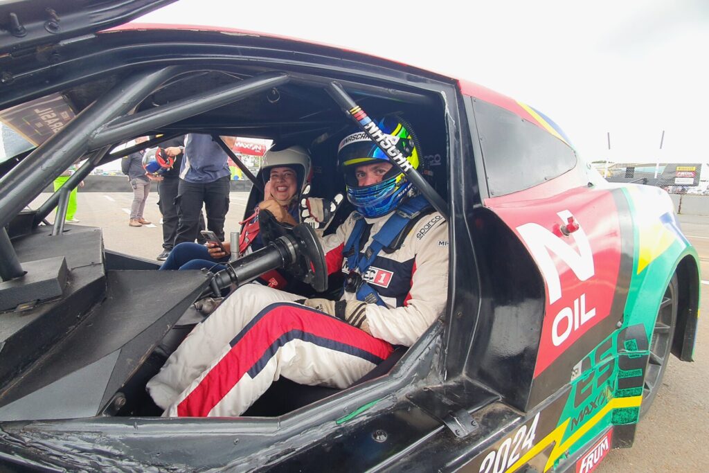 A vendedora da Triunfo, Mariana, durante a volta rápida em Curvelo (MG), no carro pilotado por Alex Seid. Foto: Renyere Trovão