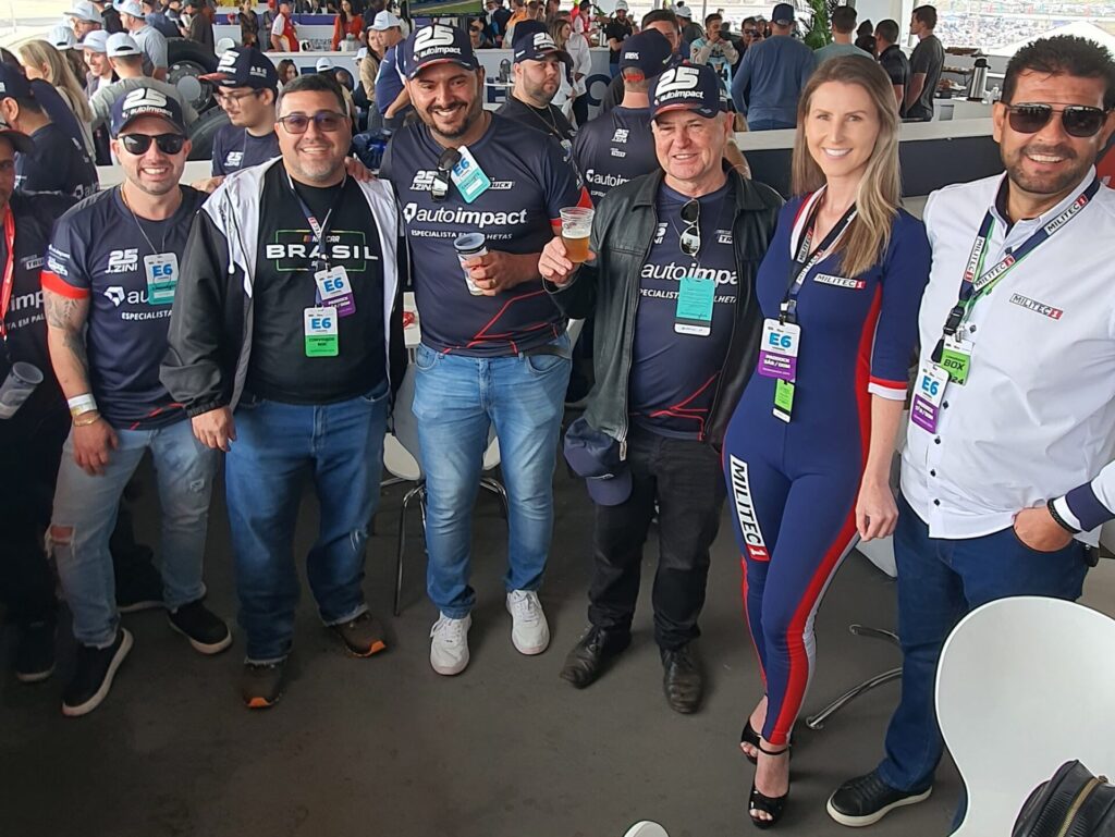 Andrei (1º à esq.) e Vilmar (com boné na cintura), da Cascafil, no paddock em Cascavel. Foto: Renyere Trovão