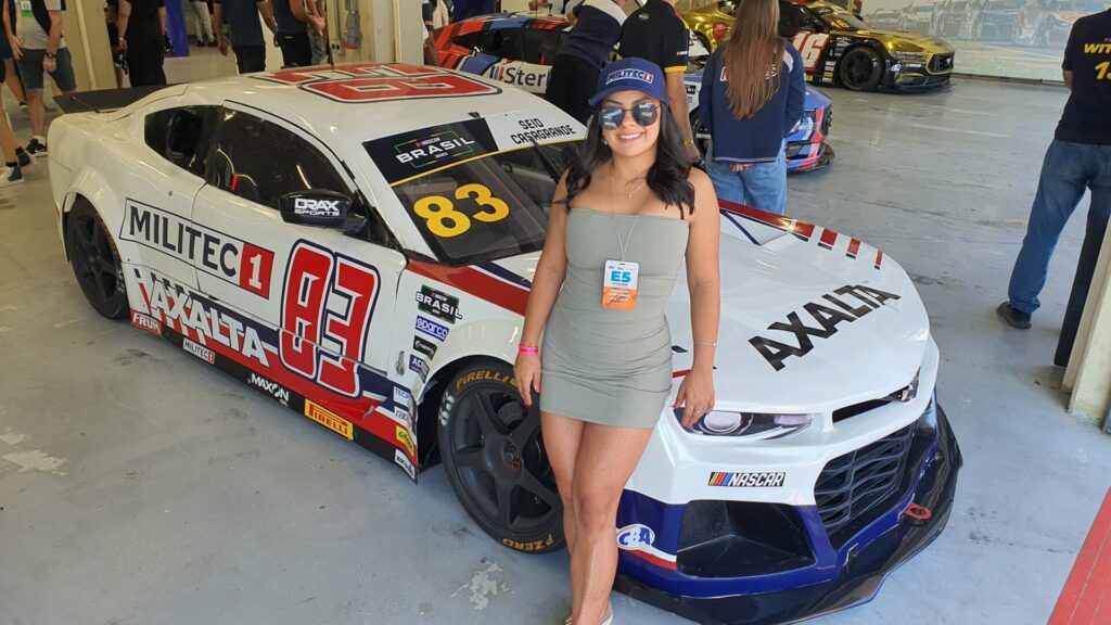 A vendedora Amanda Queiroz, da Brida Lubrificantes, visitou os boxes da NASCAR Brasil. Foto: Renyere Trovão