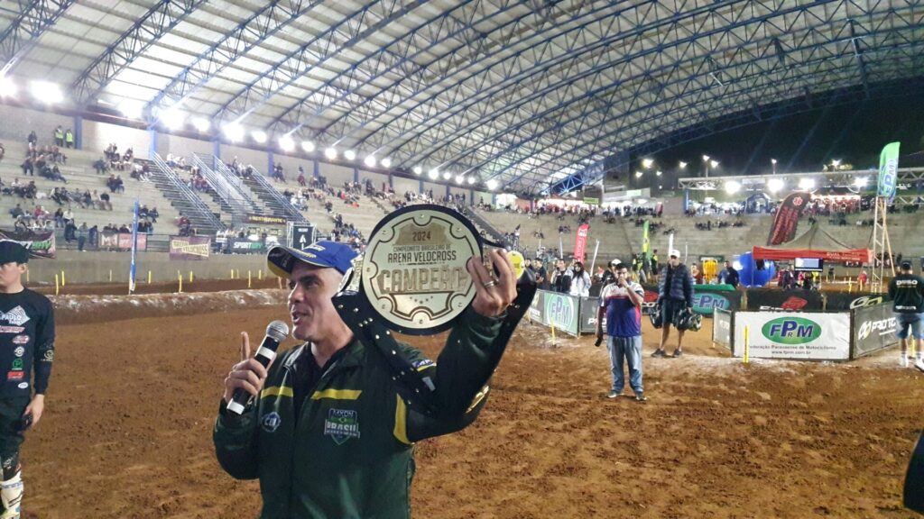 O organizador Calistrat “Cale” Neto segura o cinturão que foi entregue ao time gaúcho na disputa do NACNAC. Foto: Renyere Trovão