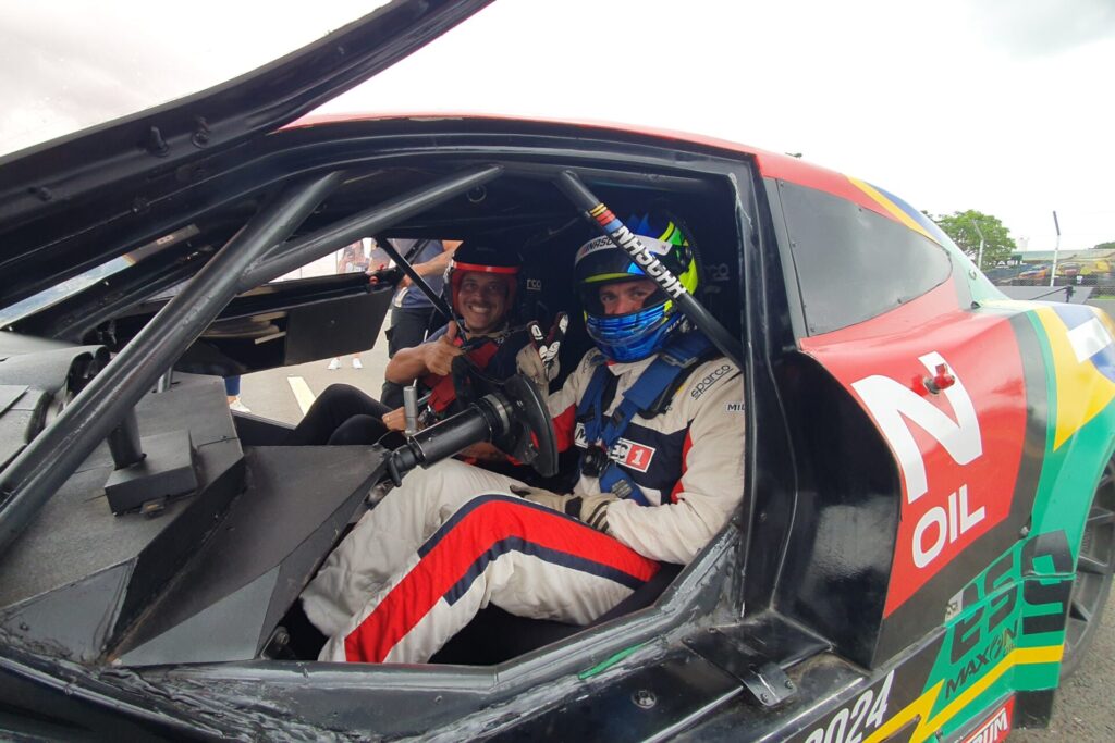 Cristiano Augusto, cliente MILITEC 1, na volta rápida com o piloto Alex Seid. Foto: Renyere Trovão
