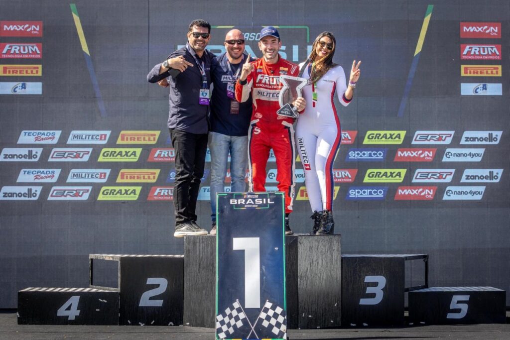 Equipe MILITEC Brasil comemora com Vitor Genz o título do Campeonato Brasileiro, em Tarumã (RS). Foto: Rodrigo Guimarães/ Divulgação