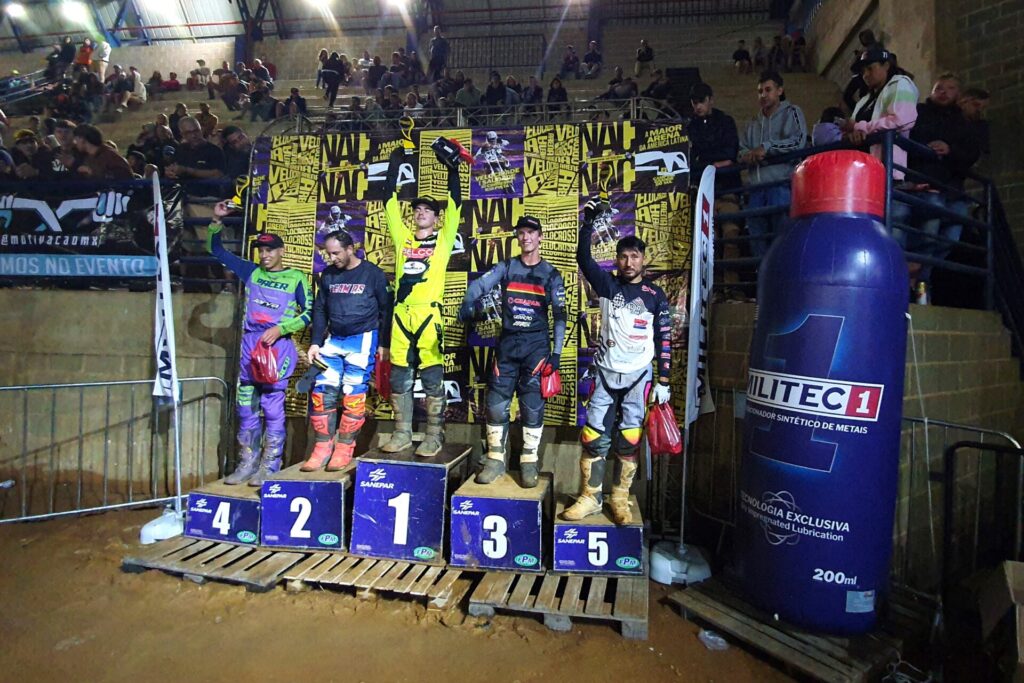 Otávio Pedro (ao centro, de amarelo) recebeu o troféu em uma das suas duas vitórias no Arena Velocross. Foto: Renyere Trovão