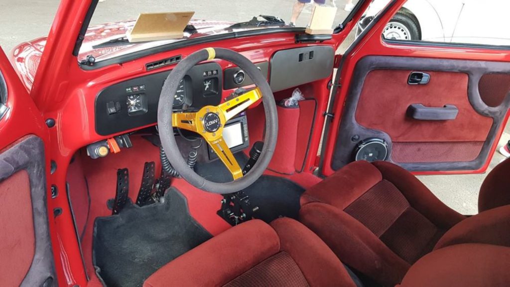 O público tem a oportunidade de conferir diferentes personalizações de Fuscas e outros que mantêm a originalidade. Foto: Renyere Trovão