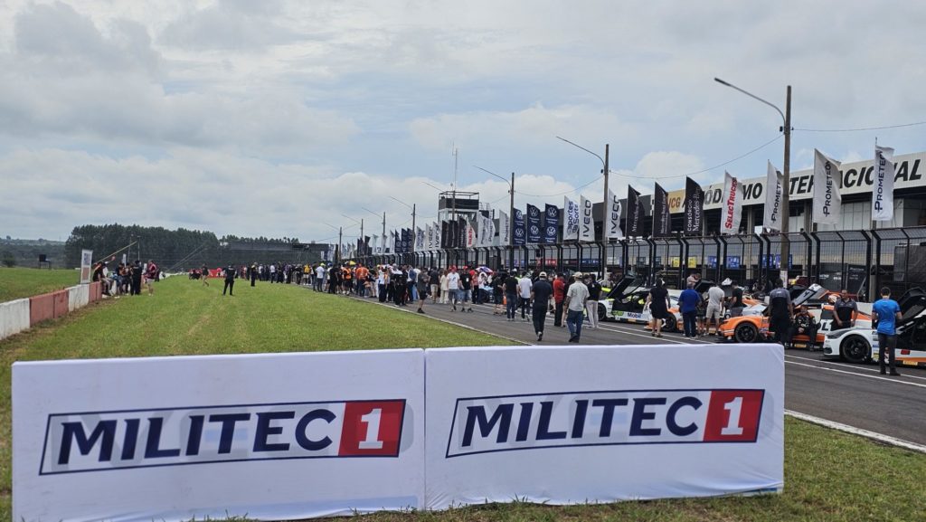 A marca MILITEC Brasil estará por todo o autódromo ao longo da temporada, em bandeiras e placas de publicidade. Foto: Renyere Trovão