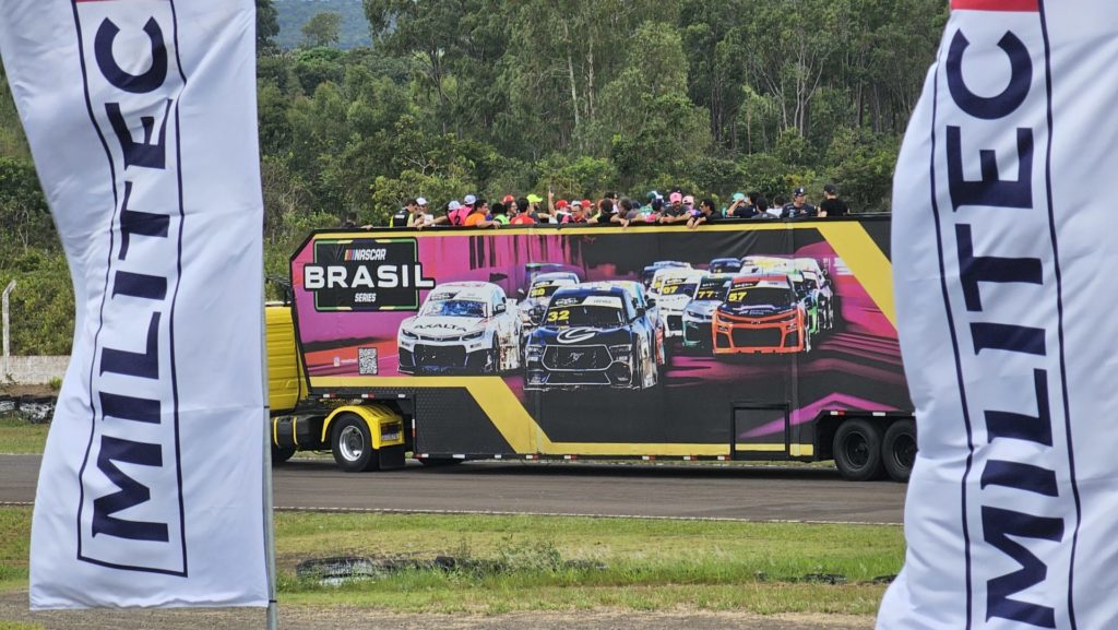 As bandeiras da MILITEC Brasil foram perfiladas por toda a área do autódromo de Campo Grande. Foto: Renyere Trovão
