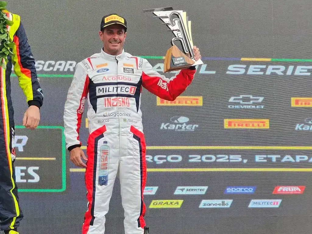 Júlio Campos no pódio em Campo Grande antes da penalização na NASCAR Brasil 2025