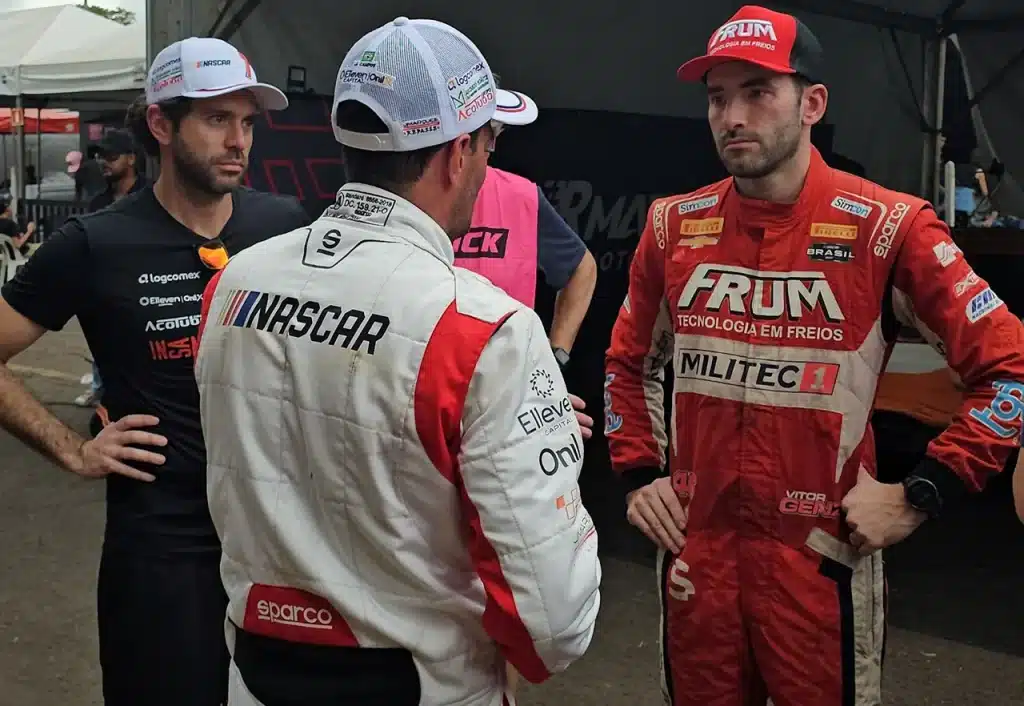 Genz, Campos e Seid conversam após a corrida em Campo Grande na NASCAR Brasil 2025